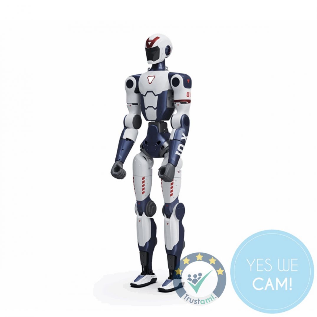Humanoider Roboter Unitree R1 Base für Forschung und Lehre in stehender Position mit Yes We Cam Logo.