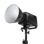 amaran Ray 360c Vollfarb-LED-Leuchte mit Reflektor in Schrägansicht, freigestellt