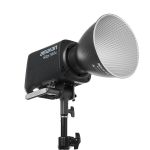 amaran Ray 360c Vollfarb-LED-Leuchte mit Reflektor in seitlicher Schrägansicht, freigestellt