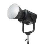 amaran Ray 660c Vollfarb-COB-LED-Leuchte mit montiertem Reflektor auf Stativ, schräg von vorne