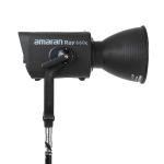 Seitenansicht der amaran Ray 660c Vollfarb-LED-Leuchte mit montiertem Reflektor auf Stativ