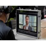 ATOMOS Shogun AV 19 professioneller Broadcast Monitor im Produktionsrack mit Livebild einer Sportsendung und Bedienung über den Touchscreen.