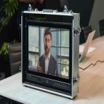 ATOMOS Shogun AV 19 19 Zoll 4K HDR Monitor Recorder in einem mobilen Flightcase während einer Videoproduktion mit Interviewaufnahme auf dem Display.