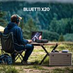 BLUETTI X20 Powerbank im mobilen Outdoor-Arbeitsplatz mit Laptop und Zubehör