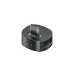 BOYA MAGIC 05 USB C Empfänger in Schrägansicht mit zwei blauen Statusanzeigen auf weißem Hintergrund.