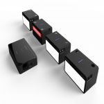 Cerevo FlexTally Base Station mit mehreren FlexTally Lamp Units in schwarzer Ausführung auf weißem Hintergrund