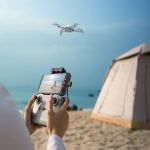 DJI Lito 1 im Flug mit DJI RC-N3 Fernsteuerung und Smartphone-Livebild am Strand
