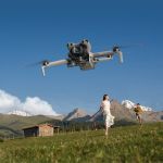 DJI Mini 5 Pro während des Fluges in Landschaftsumgebung