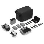 DJI Mini 5 Pro Fly More Combo mit Transporttasche und Zubehör – hochwertige AI E-Commerce Visualisierung für Produktdetailseite.
