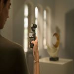 DJI Osmo Pocket 4 bei einer stabilisierten Videoaufnahme in einem modern gestalteten Innenraum