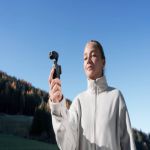 Content Creatorin filmt sich im Freien mit der kompakten DJI Osmo Pocket 4 Gimbal-Kamera