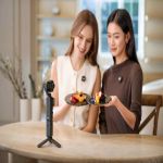 DJI Osmo Pocket 4P auf einem Tischstativ bei der Aufnahme eines Food- und Produktvideos mit zwei Personen