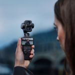 DJI Osmo Pocket 4P bei einer Porträtaufnahme im Freien