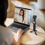 DJI Osmo Pocket 4P Vlog Combo auf Mini-Stativ neben einem Laptop bei einer Videokonferenz