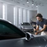 Filmemacher nutzt den DJI RS 5 Gimbal für dynamische Kameraführung bei Fahrzeugaufnahmen