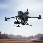 DJI Matrice 400 mit integrierten Sensoren für Sicherheits- und Überwachungsaufgaben.

