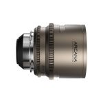 Seitenansicht des DZOFILM Arcana 45mm T2.1 mit Fokus- und Blendenringen für Cine-Workflows