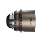 DZOFILM Arcana Prime 32 mm T2.1 PL Anamorphic Cine-Objektiv mit Arcana Logo in Seitenansicht