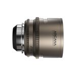 DZOFILM Arcana Prime 75mm T2.1 Vollformat 1.5X Hybrid Anamorph Cine-Objektiv in seitlicher Ansicht mit PL-Anschluss