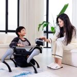 Magicdog EDU Roboterhund im Wohnzimmer, Interaktion mit Kind und Frau in entspannter Atmosphäre