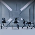 Drei Magicdog EDU Roboterhunde in futuristischer Hightech-Umgebung, frontal dargestellt

