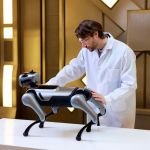 Wissenschaftler in weißem Kittel analysiert Magicdog Pro Roboterhund auf Labortisch