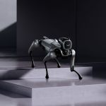 MagicDog EDU Roboterhund mit intelligenter Bewegungstechnologie beim Treppensteigen in moderner Umgebung