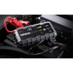 NOCO GB70 Boost HD Jump Starter angeschlossen an eine Fahrzeugbatterie für 12V-Starthilfe