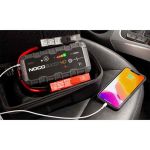 NOCO GB70 Boost 12V 2000A Powerbank lädt ein Smartphone im Auto über USB-Anschluss