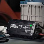 NOCO GENIUS10EU 10A Batterieladegerät an einem Motorrad für Batterieerhaltung und saisonale Fahrzeugpflege