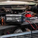 NOCO GENIUS10EU Batterieladegerät im Motorraum eines Autos zur Ladung und Erhaltung einer 12V Fahrzeugbatterie