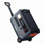 Anschlussfeld der OSCAL PowerMax 6000 mit AC-Ausgängen, DC-Ports und USB-Anschlüssen
