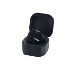 SYNCO D2 Wireless kompaktes Lavaliermikrofon in geöffnetem schwarzem Ladecase.