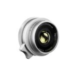 THYPOCH Ksana 35mm f/2 ASPH. Silver Chrome aus schräger Perspektive mit Fokushebel