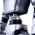 Detailaufnahme des Unitree G1 EDU-U4 humanoiden Roboters mit Fokus auf Taillen- und Hüftgelenk sowie Verbindungselemente, freigestellt auf weißem Hintergrund