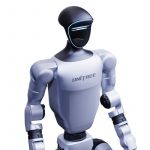 Nahaufnahme des Unitree G1 EDU-U4 humanoiden Roboters mit Unitree-Logo auf der Brust, freigestellt auf weißem Hintergrund