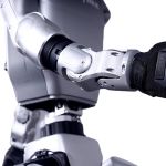 Detailansicht des Unitree G1 humanoiden Roboters mit Fokus auf dem Arm- und Schultergelenk, inklusive sichtbarer Metallsegmente, Drehgelenke und schwarzem Greifhandschuh.