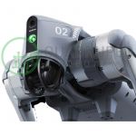 Nahaufnahme der Front des Unitree Go2 Roboters mit sichtbarer Kameraeinheit, aktiviertem grünen Statuslicht und detaillierter Mechanik an Kopf- und Schulterbereich.