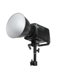 amaran Ray 360c Vollfarb-LED-Leuchte mit Reflektor in Schrägansicht, freigestellt