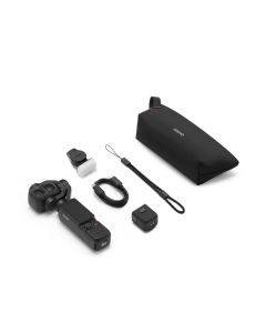 DJI Osmo Pocket 4P Standard Combo mit Kamera und Zubehör aus schräger Perspektive
