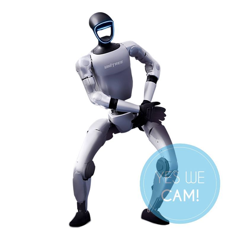 Unitree G1 U5 humanoider Roboter in breiter Standpose mit vor dem Körper geführten Händen vor weißem Hintergrund, daneben rundes „Yes We Cam!“ Logo
