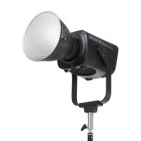 amaran Ray 660c Vollfarb-COB-LED-Leuchte mit montiertem Reflektor auf Stativ, schräg von vorne