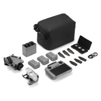 DJI Mini 5 Pro Fly More Combo mit Transporttasche und Zubehör – hochwertige AI E-Commerce Visualisierung für Produktdetailseite.
