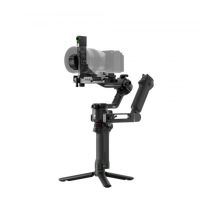 DJI RS 5 Kameragimbal mit montierter Kamera und Tracking-Modul in Studioansicht
