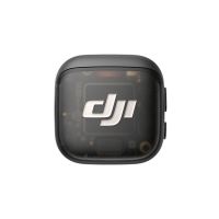 DJI Mic 3 Transmitter in der Ladeschale zusammen mit Empfänger und Zubehör
