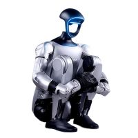 Unitree G1 EDU-U4 humanoider Roboter in gehockter Pose mit angezogenen Knien, freigestellt auf weißem Hintergrund